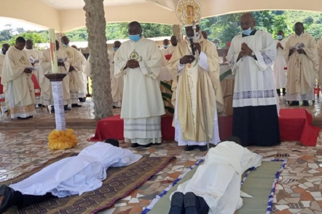 Religion : Mgr Mathieu Madéga ordonne deux nouveaux prêtres à Tchibanga