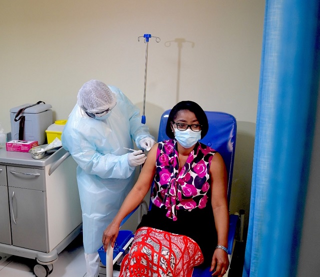 Covid-19 : Rose Christiane Ossouka Raponda reçoit sa deuxième dose du vaccin Sinopharm