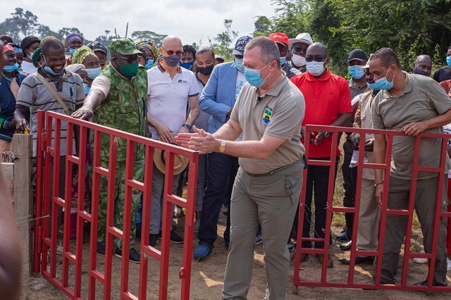 Gabon : le ministre des Eaux et Forêts inaugure la clôture électrique de Gamba