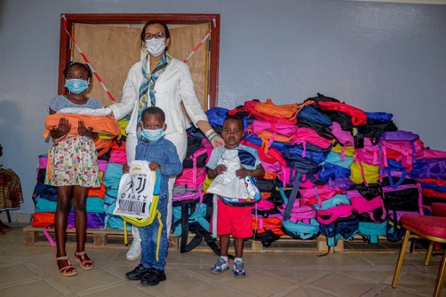 Gabon : Madeleine Berre offre 3500 kits scolaires aux apprenants de la commune de Lambaréné