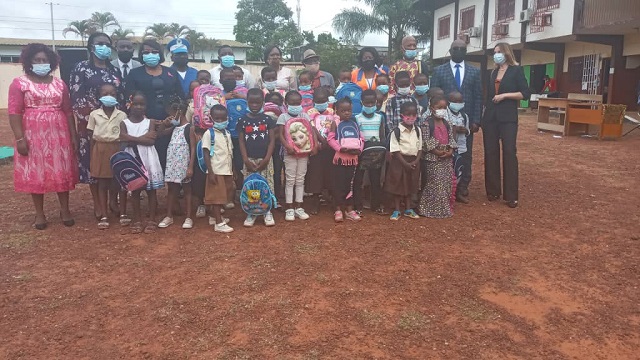 Gabon : La Setrag offre 1200 kits scolaires à l’école publique d’Akourounam 1