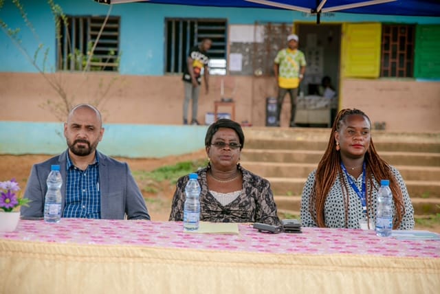 Gabon : l’entreprise GSEZ offre des tables bancs et chaises à deux écoles de la commune de Ntoum