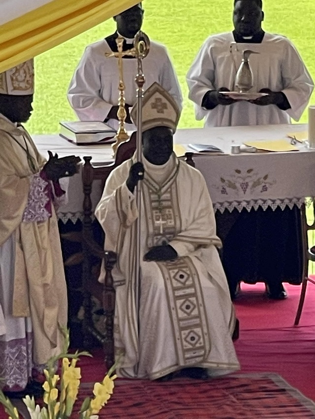 Religion : Mgr Ephrem Ndjoni officiellement installé évêque du diocoèse de Franceville