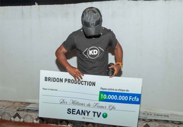 Gabon : Sean Bridon vient en aide aux acteurs culturels comme promis et distribue de l’argent aux artistes