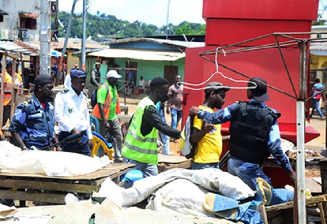 Gabon : Plusieurs commerçants ont dû libérer les trottoirs suites à la descente sur le terrain du ministre de l’Intérieur