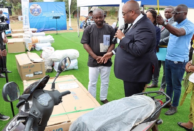 Gabon : le ministre des Pêches et de l’Économie maritime remets du matériel aux professionnels du secteur