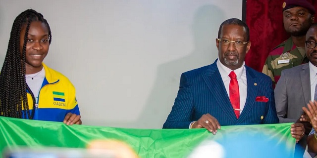 Jeux africains : le ministre des Sports remet le drapeau national aux athlètes gabonais
