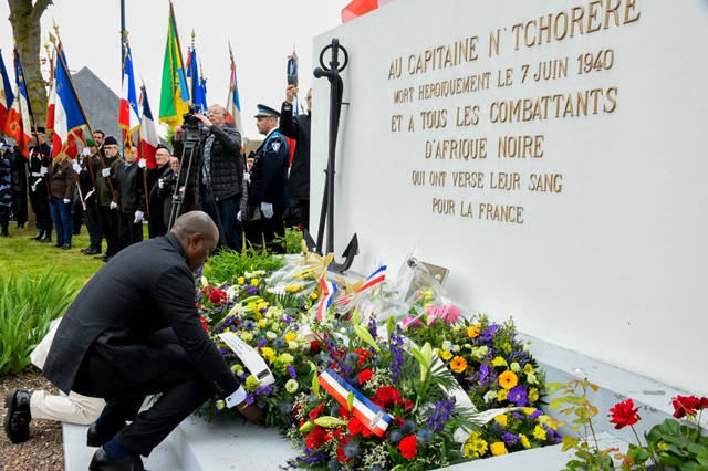 France : Le président gabonais honore la mémoire du capitaine Charles N’Tchoréré à Airaines