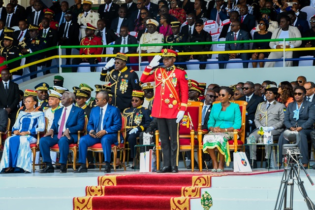 64 ème anniversaire indépendance du Gabon : défilé militaire grandeur nature sous le regard du président de la Transition