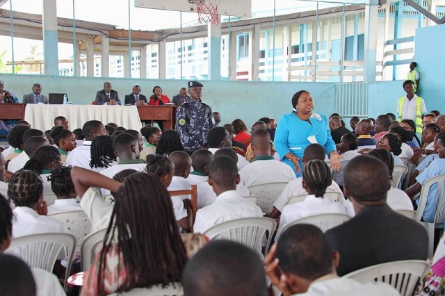 Gabon : la ministre d’État chargée de l’Éducation nationale échange avec les coopératives scolaires des établissements publics du Grand Libreville