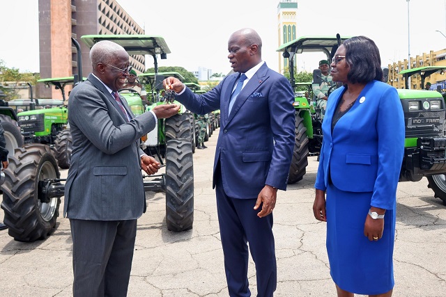 Gabon : le président de la Transition offre un important lot de matériel agricole