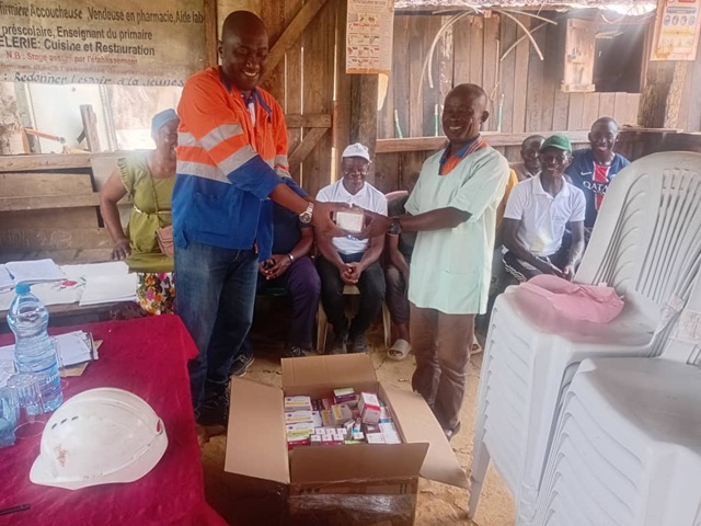 Action RSE: la Setrag équipe l’infirmerie de Lifouta en médicaments et mobilier